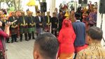 Gaya Jokowi-Iriana Naik Mobil Ulos ke Puncak Pesta Adat