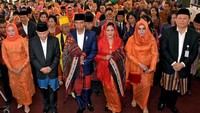 Ini momen saat Jokowi dan Iriana diulosi ketika tiba di pesta adat Kahiyang-Bobby (Foto: Agus Suparto/Setpres)