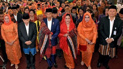 Melihat Lagi Momen Jokowi Sekeluarga di Pesta Adat Kahiyang-Bobby