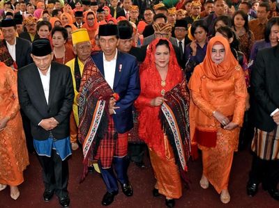 Melihat Lagi Momen Jokowi Sekeluarga di Pesta Adat Kahiyang-Bobby