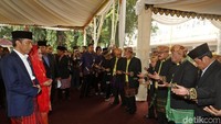 Jokowi dan Iriana kemudian diiringi oleh para raja adat ke panggung disertai alunan gordang sambilan.