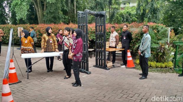 Setiap tamu harus melalui pemeriksaan X-Ray