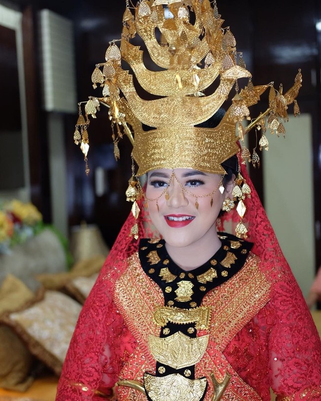 Merah merekah menjadi tema penampilan Kahiyang Ayu di pesta adat pernikahannya dengan Bobby Nasution di Medan, Sumatera Utara, Sabtu (25/11/2017).  Foto: dok. Instagram (Noe_Onhair)