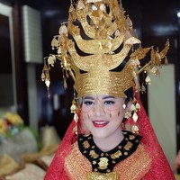 Merah merekah menjadi tema penampilan Kahiyang Ayu di pesta adat pernikahannya dengan Bobby Nasution di Medan, Sumatera Utara, Sabtu (25/11/2017).  Foto: dok. Instagram (Noe_Onhair)