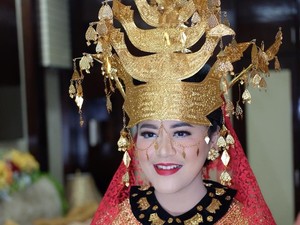 Gunakan Bulang, Kahiyang Cantik Banget!