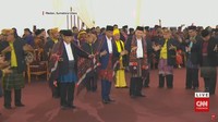 Dia diayapi oleh raja-raja adat di sekitarnya. Terlihat ada Doli Sinomba Siregar bersama dia.  (Foto: Dok. CNN Indonesia TV)