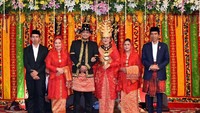 Presiden Joko Widodo dan Ibu Negara berfoto bersama dengan Kahiyang-Bobby serta besannya (Foto: Agus Suparto/Setpres)