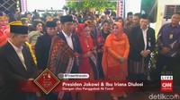 Raja-raja di sini telah sepakat mendoakan agar Bapak sehat, tegar menghadapi kehidupan, ujar pembawa acara. Jokowi dan Iriana kemudian dilempari beras warna kuning. (Foto: Dok. CNN Indonesia TV)