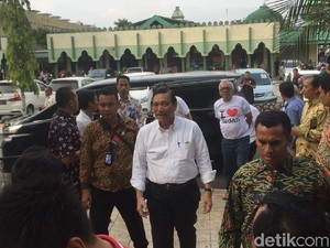 Luhut dan Ruhut Temui Relawan Jokowi di Asrama Haji Medan