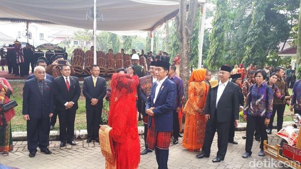 Jokowi dan Iriana tiba di lokasi. 