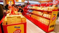 Warna kuning dan merah nampak mendominasi toko. Meski produk yang ditawarkan hanya satu jenis, pengunjung penasaran akan paduan cokelat Kit Kat dengan rasa manis custard pisang khas Tokyo Banana. Foto: Istimewa