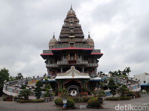 Pengunjung melihat dari dekat Graha Bunda Maria Annai Velangkanni, Medan, Sumatera Utara, Kamis (23/11/2017). Tempat yang diresmikan pada tahun 2005 ini dibuat untuk menjadi tempat berziarah atau mencari tahu sejarah tentang kerohanian. Grandyos Zafna/detikcom-. Kesan kuil India langsung luruh begitu Anda masuk ke bagian dalam bangunan. -. Graha Bunda Maria Annai Velangkanni terbuka untuk umum. -. Tidak ada tiket masuk yang diberlakukan alias gratis bagi siapa saja yang ingin melihat, berziarah, serta mencari tahu sejarah tentang peristiwa kerohanian.-. Graha Bunda Maria Annai Velangkanni ini didirikan dan dibangun oleh Pastor James Bharataputra S.J.-. September 2001 pembangunan graha mulai dilakukan selama empat tahun dengan biaya yang dihabiskan sebesar Rp 4 miliar. -. Dana datang dari kemurahan hati para pecinta dan pemuja Maria, baik Katolik maupun non Katolik. 60 persen dana berasal dari umat di Indonesia, 30 persen Singapura, selebihnya dari Malaysia, India, dan Dubai.