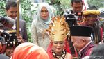 Senyum Kahiyang dan Bobby Saat Berbusana Adat Mandailing
