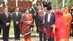 Gaya Jokowi-Iriana Naik Mobil Ulos ke Puncak Pesta Adat