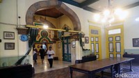 Bangunan istana ini menghadap ke utara dan pada sisi depan terdapat bangunan Masjid Al-Mashun atau yang lebih dikenal dengan sebutan Masjid Raya Medan.