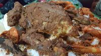 Ayam kampung utuh dengan paduan rempah yang disajikan dengan nasi putih.