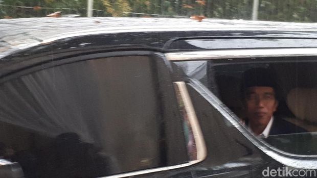 Diiring Hujan, Jokowi Tinggalkan Lokasi Pesta Adat Kahiyang-Bobby
