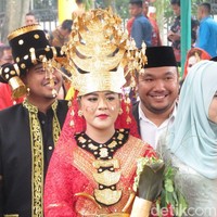 Tiba di puncak pesta adat, Sabtu (25/11/2017), Kahiyang mencuri perhatian dengan kebaya merah merona yang dipadukan dengan ulos. Foto: Andhika Prasetia/detikcom