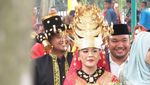 Senyum Kahiyang dan Bobby Saat Berbusana Adat Mandailing