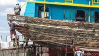 Para pekerja melakukan perbaikan tanpa masker dan alat pengaman lainnya.