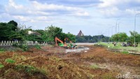 Pengerukan lumpur jadi tontonan warga.