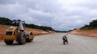 Pekerjaan pemadatan LPA agregat base B layer II. Dok PT Hutama Karya.