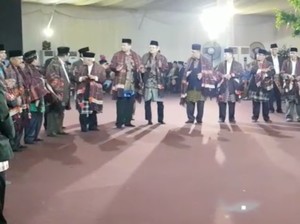 CT Ikut Manortor di Pesta Adat Kahiyang-Bobby