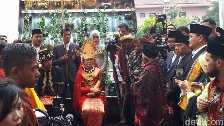 Kahiyang-Bobby Diperciki Air Saat Marpangir, Ini Maknanya Kahiyang-Bobby Diperciki Air Saat Marpangir, Ini Maknanya