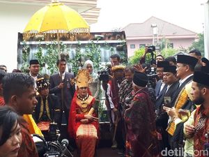 Kahiyang-Bobby Diperciki Air Saat Marpangir, Ini Maknanya