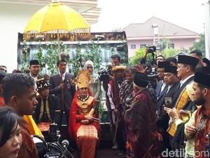 Kahiyang-Bobby Diperciki Air Saat Marpangir, Ini Maknanya