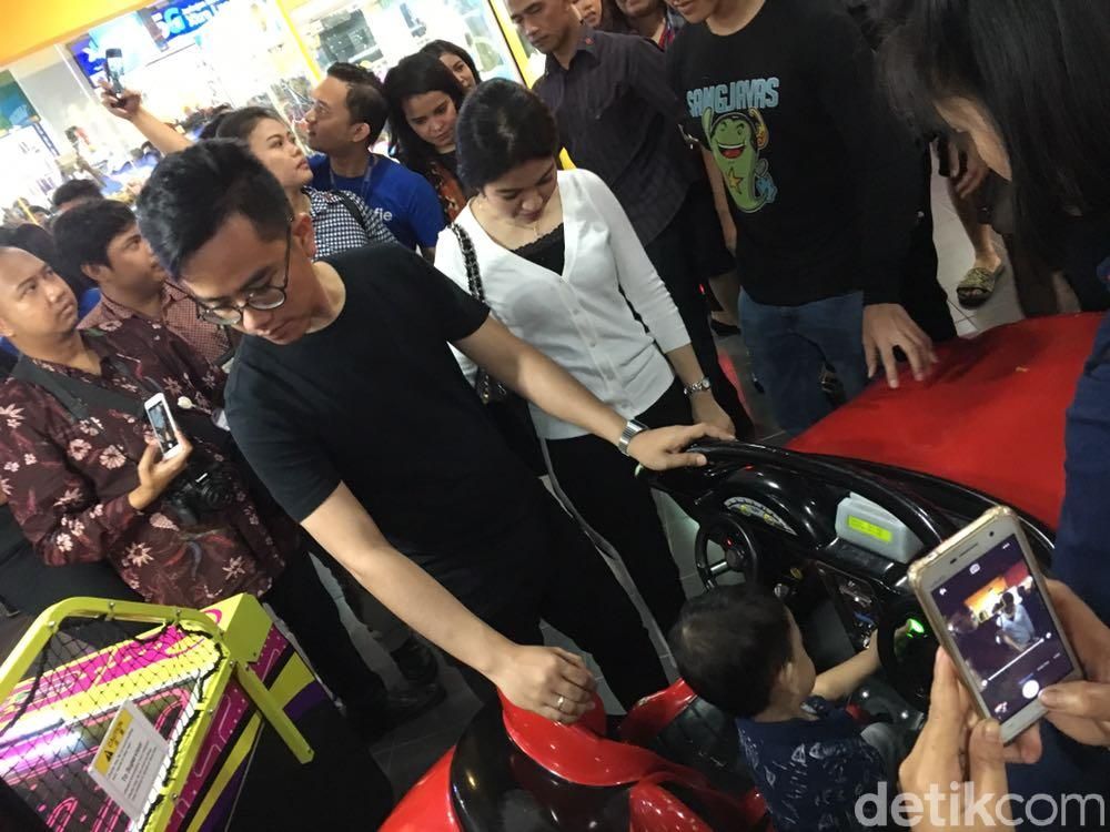 anak dan cucu jokowi main di mall di medan