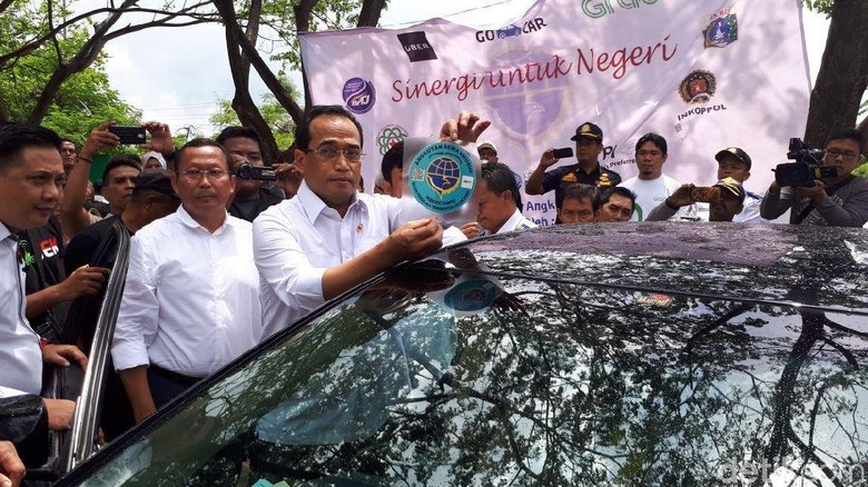 Masuk Mobil  Menhub Tempel Stiker  di Kaca Belakang Taksi 