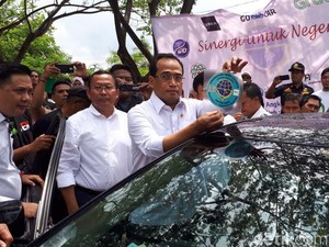 Masuk Mobil, Menhub Tempel Stiker di Kaca Belakang Taksi Online