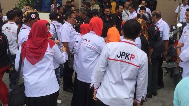 Nikahan Kahiyang-Bobby, Relawan Jokowi Tiba di Asrama Haji Medan