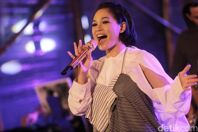 Salah satu penyanyi jazz Indonesia, Andien telah berprestasi sejak kecil dengan memenangkan sejumlah kontes menyanyi internasional. Hingga kini pun ia tetap konsiten dalam karier bermusiknya. Ibu satu orang anak itu telah mengeluarkan tujuh buah album. Foto: Andien (Hanif/detikHOT)