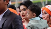 Istri Gibran, Selvi Ananda dan putranya, Jan Ethes juga hadir.