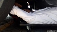 Budi tak segan masuk ke kolong bus untuk melihat apakah fungsi pengereman masih berjalan baik atau tidak.