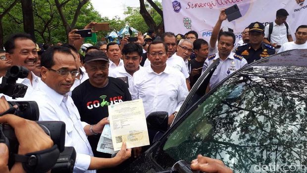 Menhub cek kelenkapan surat-surat driver taksi online
