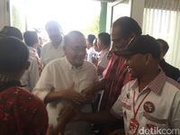 Ruhut Temui Relawan Jokowi di Asrama Haji Medan