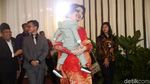 Ekspresi Jokowi-Iriana dan Kahiyang-Bobby Saat Manortor di Depan Wartawan