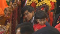 Tampilan Kaesang saat menghadiri puncak pesta adat Kahiyang-Bobby.Foto: Screenshot CNN Indonesia