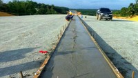 Pekerja sedang menggarap pembetonan jalan. (Dok PT Hutama Karya).