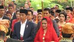 Momen Jokowi-Iriana Disambut Manortor Mundur