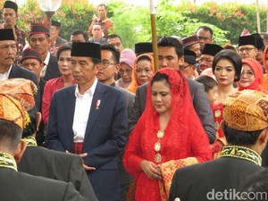 Gaya Iriana Jokowi Manortor Pakai Kebaya Merah di Pesta Adat Kahiyang-Bobby