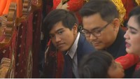 Kaesang datang mengenakan jas berwarna biru tua dengan kemeja biru muda. Foto: Screenshot CNN Indonesia
