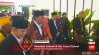Jokowi dan Iriana kemudian diiringi lagi oleh para raja adat ke panggung disertai alunan gordang sambilan dan instrumen musik lainnya.  (Foto: Dok. CNN Indonesia TV)