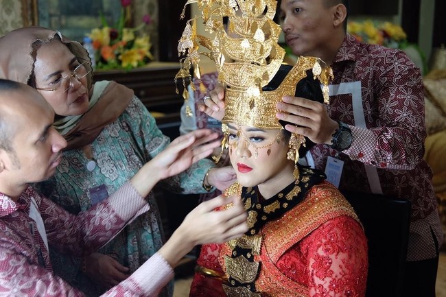 Menggunakan kebaya merah, Kahiyang menyelaraskan kebayanya itu dengan makeup senada. Kahiyang tampil glamour dengan lipstik merah merona yang mencuri perhatian.  Foto: dok. Instagram (Noe_Onhair)