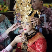 Menggunakan kebaya merah, Kahiyang menyelaraskan kebayanya itu dengan makeup senada. Kahiyang tampil glamour dengan lipstik merah merona yang mencuri perhatian.  Foto: dok. Instagram (Noe_Onhair)
