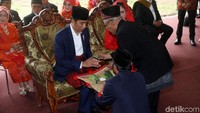 Jokowi dan Iriana diberi sirih sebagai ucapan selamat datang.