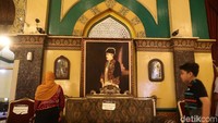 Pengunjung melihat-lihat bagian dalam Istana Maimun.